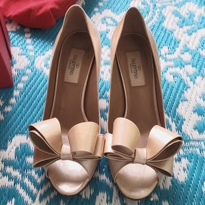 100% AUTHENTIC Valentino Garavani Patent Bow Nude Pump